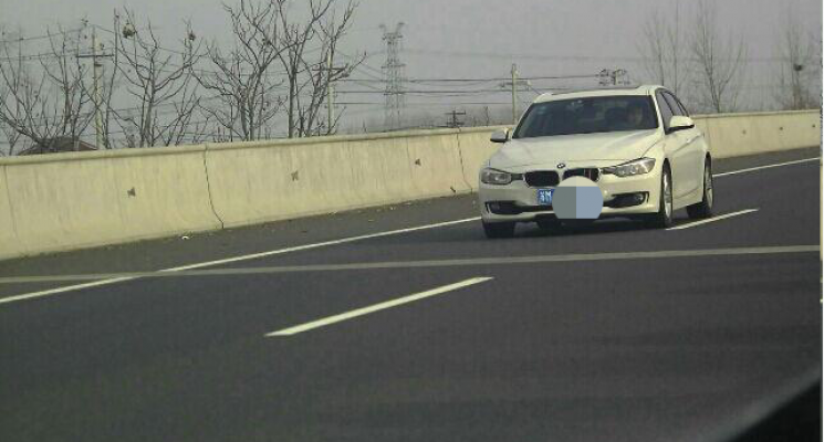 这辆开往兴化的苏M小轿车即将起飞！时速为190公里/小时！ 